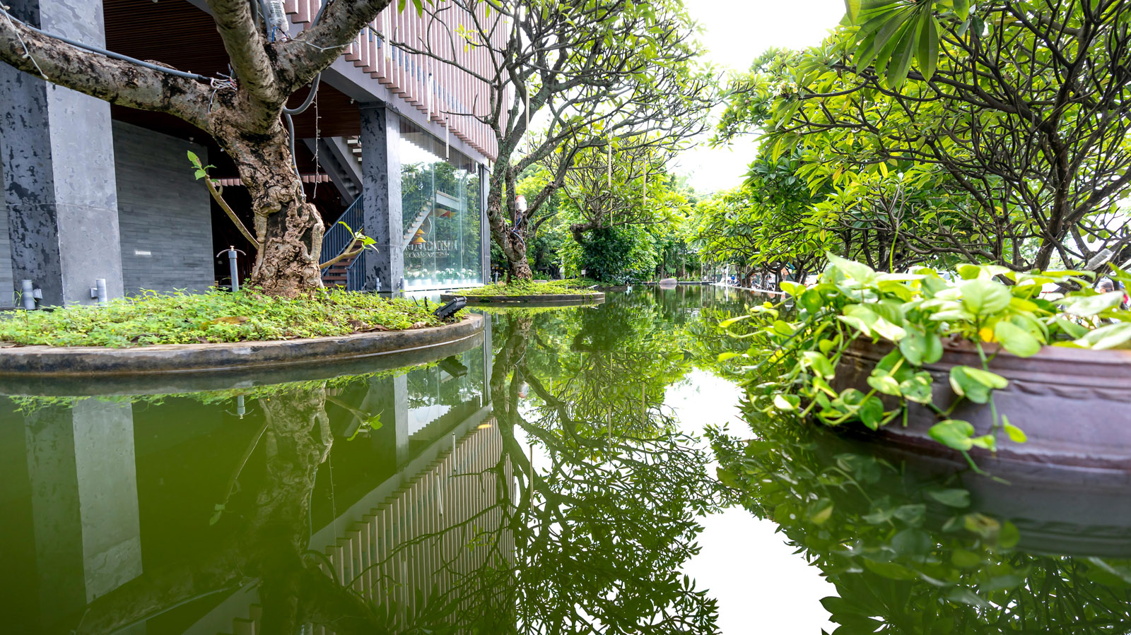 Cooling Havens: Water-Powered Neighborhood Cooling and Engagement Stations